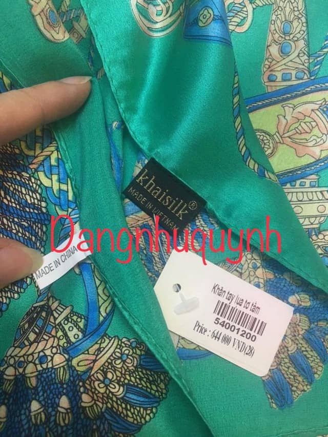 Khăn lụa của thương hiệu Khaisilk bị tố có hai mác "Made in China" và "Khaisilk Made in Vietnam". 