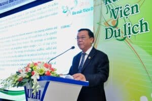 GS.TS. Nguyễn Đông Phong – Hiệu trưởng UEH phát biểu chúc mừng Viện Du lịch