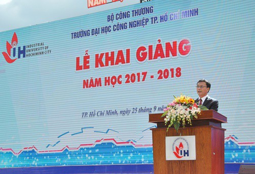 TS Nguyễn Thiên Tuế, Hiệu trưởng nhà trường phát biểu khai giảng năm học 2017 – 2018