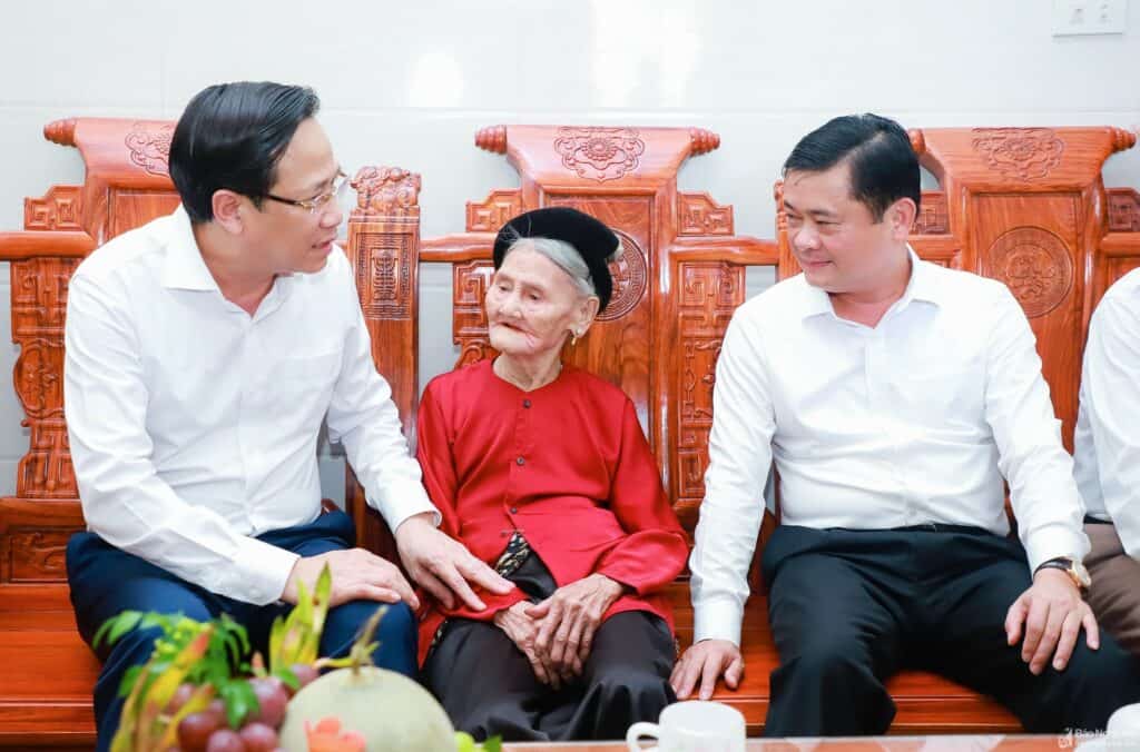 Bộ trưởng Bộ LĐ-TB&XH Đào Ngọc Dung thăm hỏi sức khỏe các Bà mẹ VNAH. Ảnh: Mạnh Dũng.
