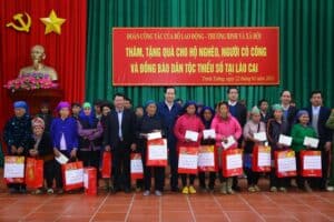 Bộ trưởng Bộ LĐ - TBXH Đào Ngọc Dung tặng quà Tết Nguyên đán Tân Sửu 2021 cho người có công ở Lào Cai