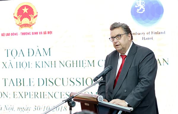 Ngài Kari Kaholluoto, Đại sứ đặc mệnh toàn quyền nước Cộng hòa Phần Lan tại Việt Nam phát biểu tại buổi Tọa đàm. 
