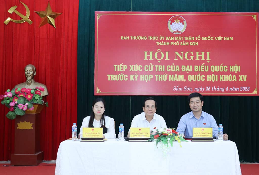 Bộ trưởng Đào Ngọc Dung phát biểu tại buổi tiếp xúc cử tri.