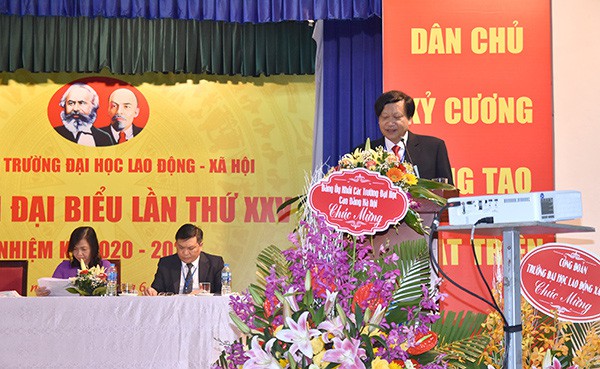 Đồng chí Hà Xuân Hùng, Bí thư Đảng ủy, Hiệu trưởng Nhà trường đọc Diễn văn khai mạc Đại hội