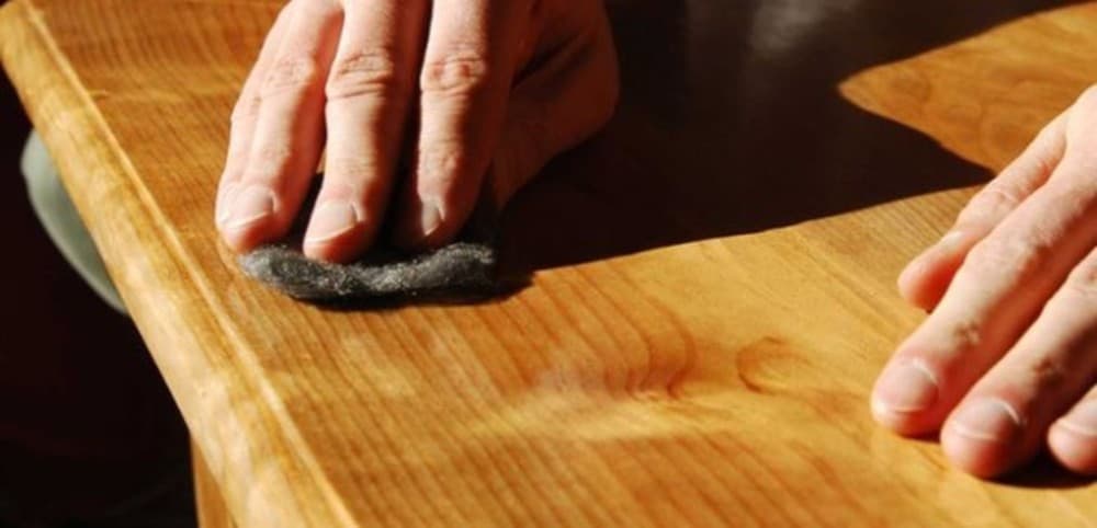 Làm sạch các vết trầy xước trên bề mặt gỗ