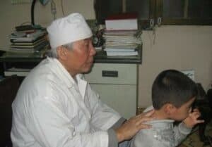 Bệnh nhân "nhí" Nguyễn Văn Tiến Huy đang được chữa bệnh bằng tác động cột sống.