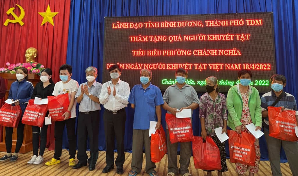 Tặng quà cho NKT tại Trung tâm Dạy nghề cho NKT tỉnh Bình Dương