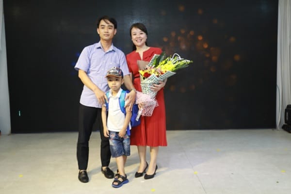 ThS.BS Lê Thị Thu Hiền chụp ảnh kỷ niệm cùng một gia đình