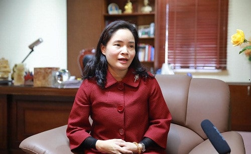Thứ trưởng Bộ VHTTDL Trịnh Thị Thủy báo cáo tại Hội nghị.