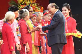 Thủ tướng Nguyễn Xuân Phúc gặp mặt 300 Mẹ Việt Nam anh hùng