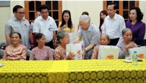 Tổng Bí thư Nguyễn Phú Trọng thăm, tặng quà người có công tại Trung tâm nuôi dưỡng, điều dưỡng người có công số 2 Hà Nội, dịp kỷ niệm 70 năm Ngày Thương binh-Liệt sĩ, năm 2017.