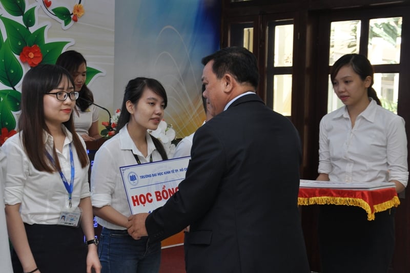 GS.TS. Nguyễn Đông Phong – Hiệu trưởng nhà trường trao học bổng cho các sinh viên nhận học bổng UEH học kỳ đầu năm 2016
