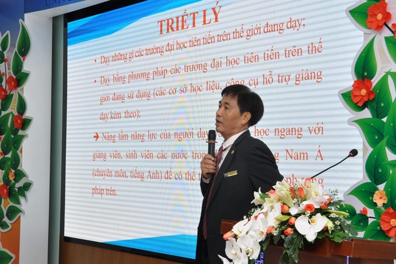 GS.TS. Nguyễn Trọng Hoài – Phó Hiệu trưởng UEH giới thiệu chương trình tiên tiến quốc tế UEH