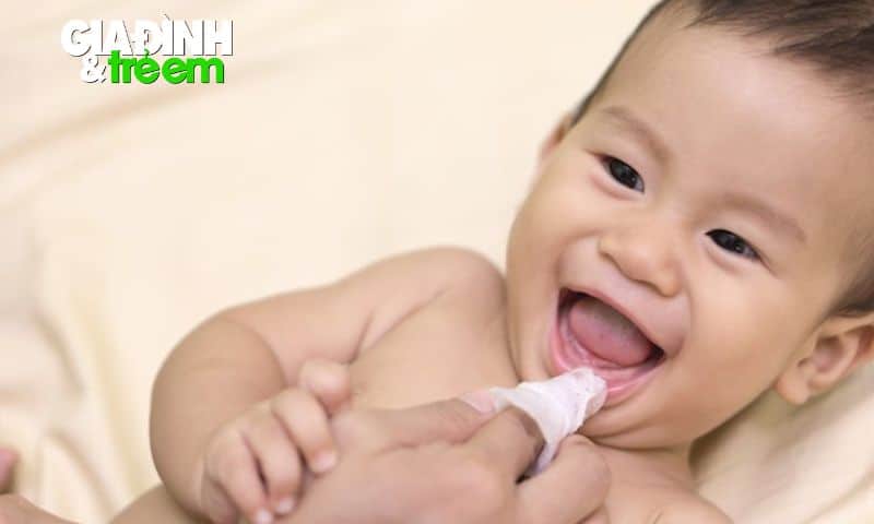 Bật mí điều quan trọng cần biết khi rơ lưỡi cho trẻ sơ sinh