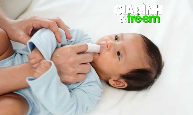 Thực hiện rơ lưỡi cho trẻ sơ sinh ngày mấy lần là chuẩn y khoa