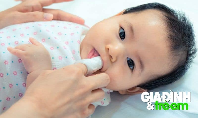 Hướng dẫn cách rơ lưỡi cho trẻ sơ sinh chuẩn nhất